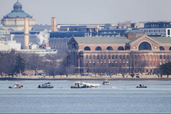 Tim penyelamat bekerja setelah tabrakan pesawat American Eagle 5342 dan helikopter Black Hawk yang jatuh ke Sungai Potomac, seperti yang terlihat dari Alexandria, Virginia, AS, 30 Januari 2025. REUTERS 