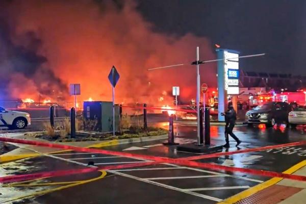 Tangkapan layar dari video yang dikirim warga menunjukkan kebakaran di lokasi kecelakaan pesawat jatuh dan meledak di Philadelphia, Negara Bagian Pennsylvania, Amerika Serikat, Jumat, 31 Januari 2025. Foto via AFP 