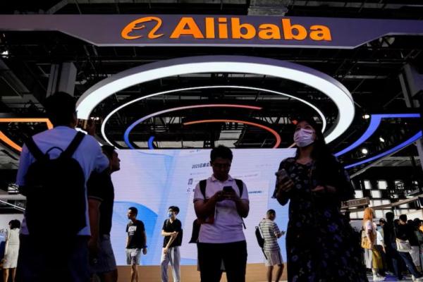 Tanda Alibaba Group terlihat di Konferensi Kecerdasan Buatan Dunia di Shanghai, Tiongkok, 6 Juli 2023. REUTERS 