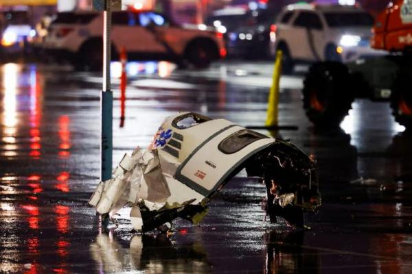 Puing-puing pesawat tergeletak di tanah di lokasi kecelakaan pesawat di Philadelphia, Pennsylvania, AS, 31 Januari 2025. REUTERS 