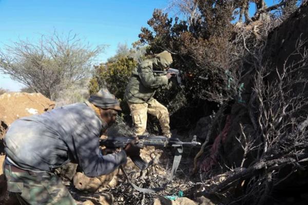 Pasukan Keamanan Puntland mempertahankan posisinya setelah merebut pangkalan ISIS di Pegunungan Cal Miskaad di Bari, sebelah timur Teluk Aden di kota Bosaso, wilayah Puntland, Somalia, 25 Januari 2025. (FOTO: REUTERS) 