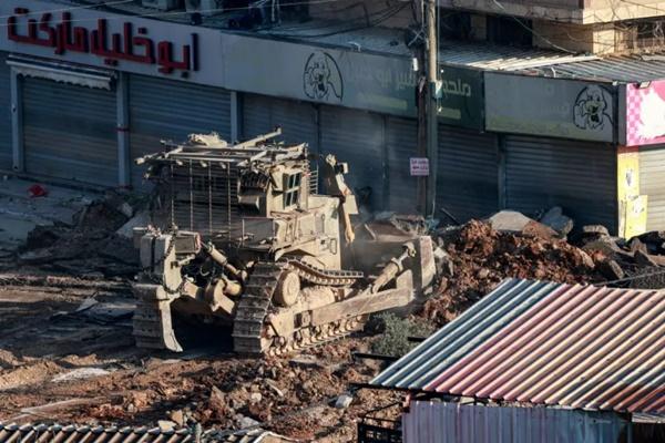 Buldoser militer Israel menggali jalan selama penggerebekan di kamp al-Fara untuk pengungsi Palestina, sebelah selatan Jenin di Tepi Barat yang diduduki pada tanggal 2 Februari 2025. (FOTO: AFP) 