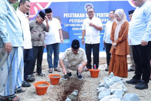 Mendes PDT Yandri Susanto melakukan peletakan batu pertama pembangunan SPPG pada program MBG di kompleks Pondok Pesantren BAI Mahdi Sholeh Ma`mun, Kabupaten Serang, Provinsi Banten, Minggu (Foto: Kemendes PDT) 