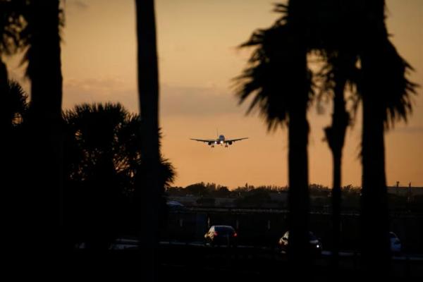 Sebuah pesawat bersiap mendarat di atas Florida setelah masalah komputer lalu lintas udara, di Miami, Florida, AS, 2 Januari 2023. REUTERS 