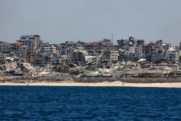 Bangunan yang hancur berdiri di Pantai Gaza, 25 Juni 2024. REUTERS 