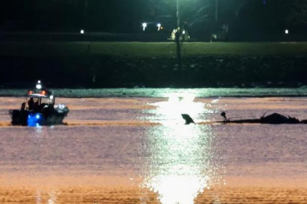 Tim penyelamat di atas kapal bekerja di samping reruntuhan helikopter Black Hawk di Sungai Potomac, luar Washington, AS, 30 Januari 2025. REUTERS 