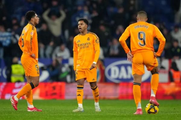 Rodrygo (tengah) dari Real Madrid bereaksi bersama rekan setimnya Kylian Mbappe (kanan) dan Jude Bellingham setelah gol pertama Espanyol, yang dicetak oleh Carlos Romero (tidak terlihat) selama pertandingan LaLiga di Stadion RCDE pada tanggal 1 Februari 2025 di Barcelona, ​​Spanyol. (FOTO: GETTY IMAGE) 