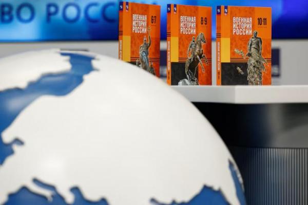 Buku pelajaran sekolah baru berisi Sejarah Militer Rusia ditampilkan selama presentasi, di Moskow, Rusia 27 Januari 2025. REUTERS 