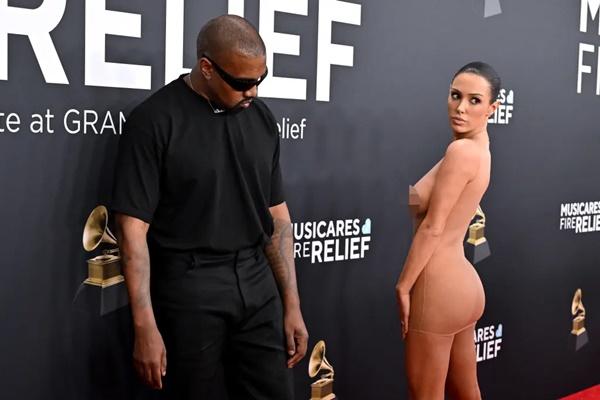 Kanye West dan Bianca Censori tampil di karpet merah Grammy Awards 2025, Minggu malam (2/2/2025). (FOTO: GETTY IMAGE) 