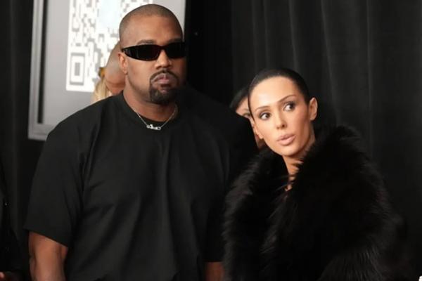 Kanye West dan Bianca Censori tampil di karpet merah Grammy Awards 2025, Minggu malam (2/2/2025). (FOTO: GETTY IMAGE) 