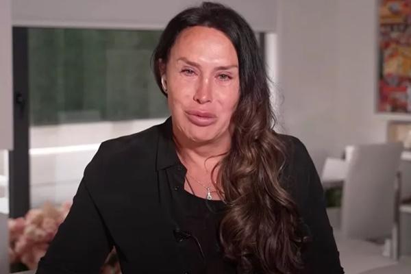 Menangis, Aktris Transgender `Emilia Perez` Karla Sofia Gascon Tegaskan Dirinya Bukan Seorang Rasis. (FOTO: CNN/YOUTUBE) 