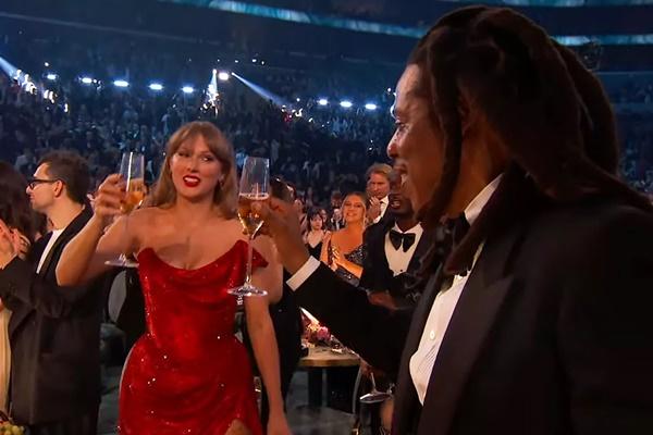  Taylor Swift dan Jay-Z merayakan momen besar Beyonce saat meraih Album Terbaik di Grammy Awards 2025, Minggu malam (2/2/2025) di Los Angeles. (FOTO: CBS) 