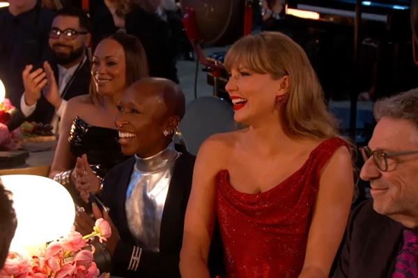 Taylor Swift duduk bersama Cynthia Erivo di malam puncak Grammy Awards 2025, Minggu malam (2/2/2025). (FOTO: GETTY IMAGE) 