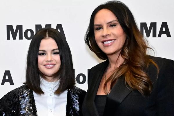 Selena Gomez dan Karla Sofia Gascon pada 3 Desember 2024. (FOTO: GETTY IMAGE) 