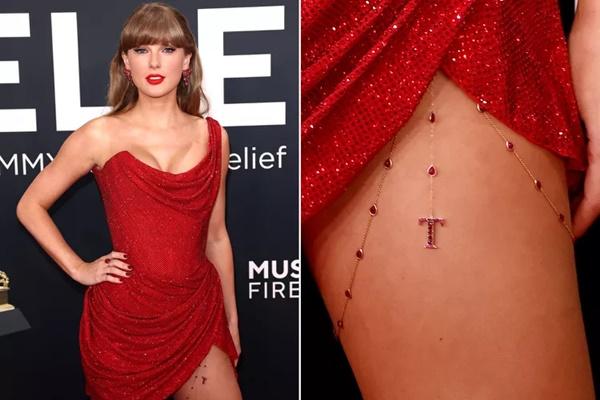 Grammy Awards 2025, Taylor Swift Tampil Seksi Menyala dengan Mini Dress Merah dan Rantai Inisial `T`.(FOTO: GETTY/WIREIMAGE) 