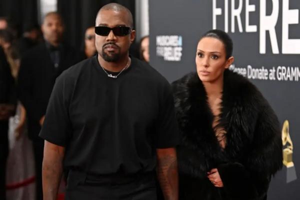 Kanye West dan Bianca Censori tampil di karpet merah Grammy Awards 2025, Minggu malam (2/2/2025) di Los Angeles. (FOTO: GETTY IMAGE) 