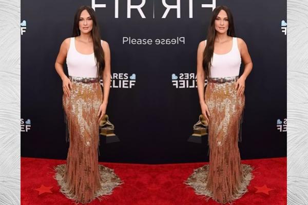 Grammy Awards 2025, Kacey Musgraves Tampil dengan Tank Top dan Rok Berumbai Emas Ralph Lauren. (FOTO: GETTY IMAGE) 