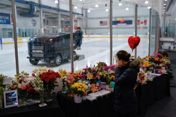 Tugu peringatan bagi korban tabrakan pesawat American Eagle 5342, MedStar Capitals Iceplex, Arlington, Virginia, 2 Februari 2025. REUTERS 