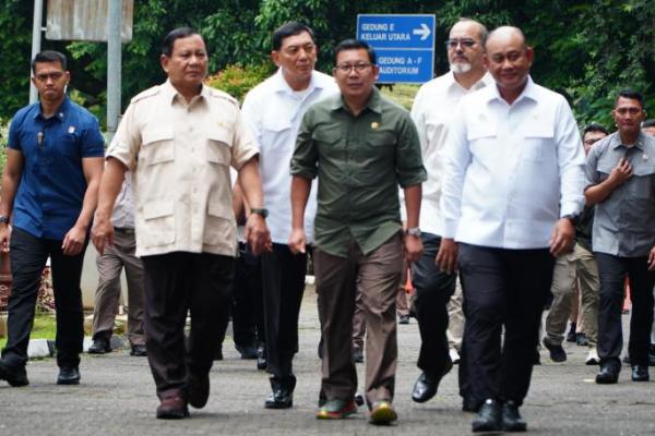 Kepala Badan Pangan Nasional/National Food Agency (NFA)  Arief Prasetyo Adi mendampingi Presiden Prabowo Subianto dalam kunjungan ke Kompleks Kantor Kementerian Pertanian, Jakarta, Senin (3/2/2025).(foto:NFA) 