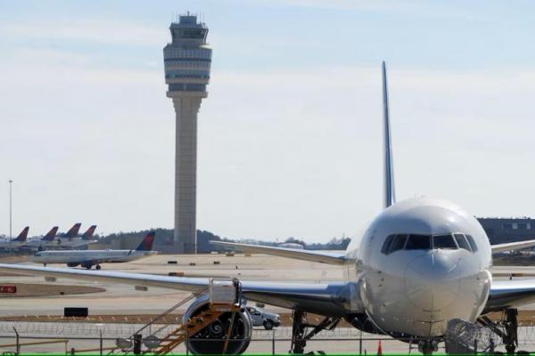 Menara kontrol lalu lintas udara di belakang pesawat di Bandara Internasional Hartsfield-Jackson Atlanta, Georgia, AS, 1 Februari 2025. REUTERS 