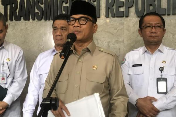 Menteri Desa dan Pembangunan Daerah Tertinggal (Mendes PDT) Yandri Susanto saat jumpa pers menanggapi kasus penyelewengan dana desa oleh oknum kades (Foto: Ist/Habib Katakini.com) 