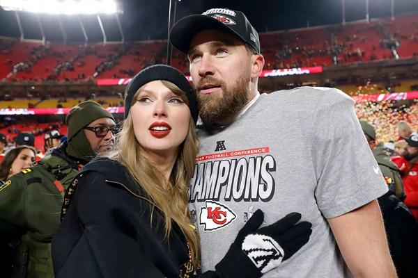 Taylor Swift dan Travis Kelce merayakan kemenangan Kansas City Chiefs vs  Buffalo Bill, Minggu (26/1/2025). (FOTO: GETTY IMAGE) 