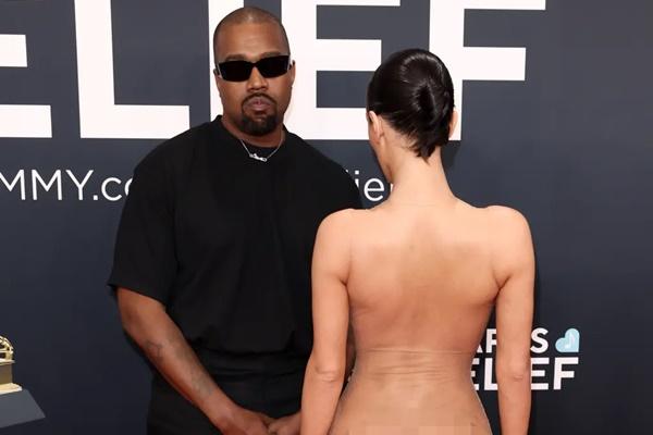 Kanye West dan Bianca Censori tampil di karpet merah Grammy Awards 2025, Minggu malam (2/2/2025). (FOTO: GETTY IMAGE) 