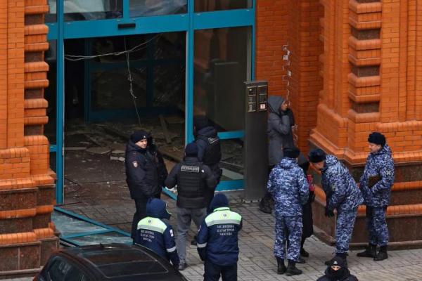 Petugas penegak hukum bekerja di lokasi ledakan di sebuah gedung hunian di Moskow, Rusia, 3 Februari 2025. REUTERS 