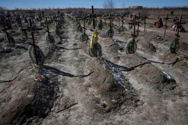 Makam orang tak dikenal yang dibunuh oleh tentara Rusia selama pendudukan kota Bucha, di luar Kyiv, Ukraina 30 Maret 2023. REUTERS 