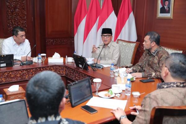 Menteri Desa dan Pembangunan Daerah Tertinggal (Mendes PDT) Yandri Susanto saat menerima audiensi Gubernur Jawa Tengah Terpilih Ahmad Luthfi di Kantor Kemendes PDT (Foto: Kemendes PDT) 