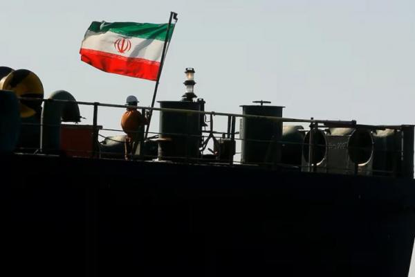 Seorang awak kapal mengibarkan bendera Iran di kapal tanker minyak Iran Adrian Darya 1, yang sebelumnya bernama Grace 1, di Selat Gibraltar, Spanyol, 18 Agustus 2019. REUTERS 