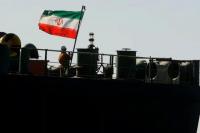 Seorang awak kapal mengibarkan bendera Iran di kapal tanker minyak Iran Adrian Darya 1, yang sebelumnya bernama Grace 1, di Selat Gibraltar, Spanyol, 18 Agustus 2019. REUTERS