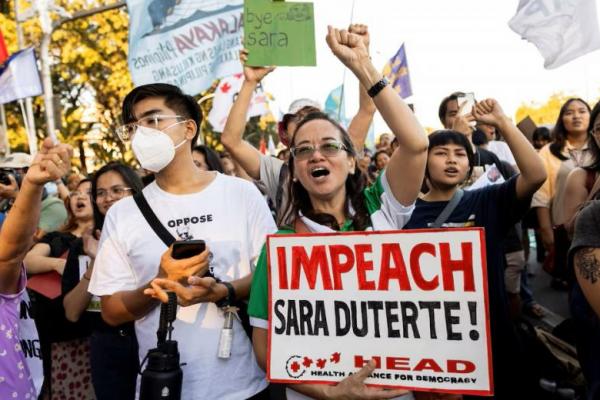 Aktivis, mahasiswa, dan pendukung pemakzulan Wakil Presiden Filipina Sara Duterte berunjuk rasa di luar DPR, di Quezon City, Metro Manila, Filipina, 5 Februari 2025. REUTERS 