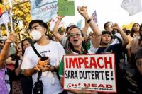 Aktivis, mahasiswa, dan pendukung pemakzulan Wakil Presiden Filipina Sara Duterte berunjuk rasa di luar DPR, di Quezon City, Metro Manila, Filipina, 5 Februari 2025. REUTERS