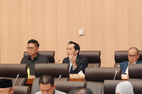 Wakil Ketua MPR RI sekaligus Anggota Komisi XII DPR RI Edhie Baskoro Yudhoyono (Ibas) alam Rapat Kerja Komisi XII DPR RI bersama Menteri Lingkungan Hidup, Hanif Faisol Nurofiq, Rabu (Foto: Humas MPR) 