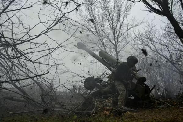 Seorang prajurit kru artileri unit khusus Kepolisian Nasional menembakkan howitzer D-30 ke arah pasukan Rusia di wilayah Zaporizhzhia, Ukraina 11 Januari 2025. REUTERS 