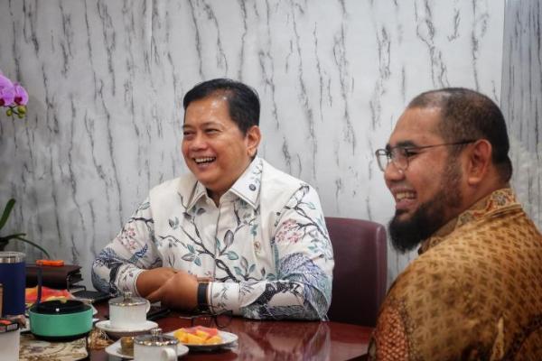 Wakil Menteri Transmigrasi (Wamentrans) Viva Yoga saat menerima audiensi Bupati Halmahera Selatan, Hasan Ali Bassam Kasuba (Foto: Humas Kementrans) 