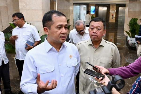 Menteri Transmigrasi Muhammad Iftitah Sulaiman Suryanegara usai mengikuti rapat koordinasi lintas kementerian (Foto: Kementrans) 