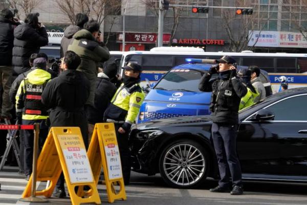 Sebuah kendaraan yang diyakini membawa Presiden Korea Selatan yang dimakzulkan Yoon Suk Yeol tiba di Pengadilan Distrik Barat Seoul di Seoul, Korea Selatan, Sabtu, 18 Januari 2025. Foto via REUTERS 