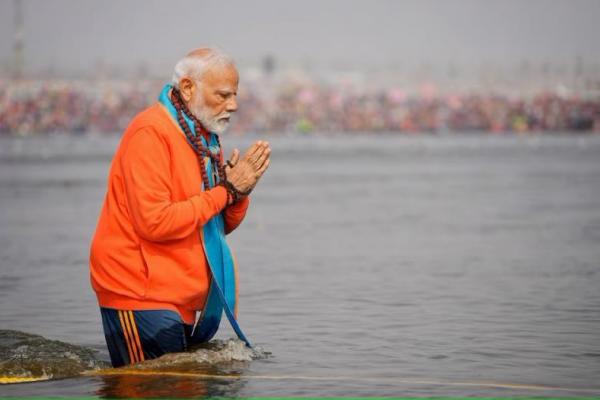 Perdana Menteri India Narendra Modi berdoa saat Maha Kumbh Mela atau Festival Kendi Besar, di Prayagraj, India, 5 Februari 2025. Handout via REUTERS 