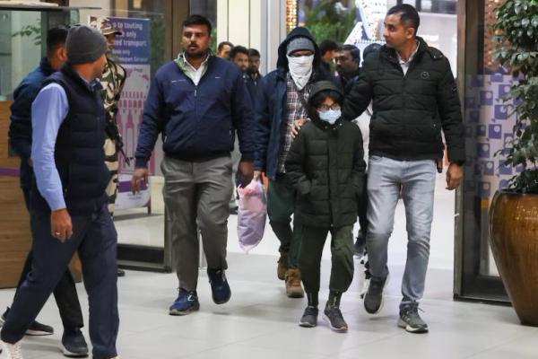 Personel keamanan mengawal imigran India yang dideportasi dari AS, saat mereka meninggalkan bandara di Ahmedabad, India 6 Februari 2025. REUTERS 