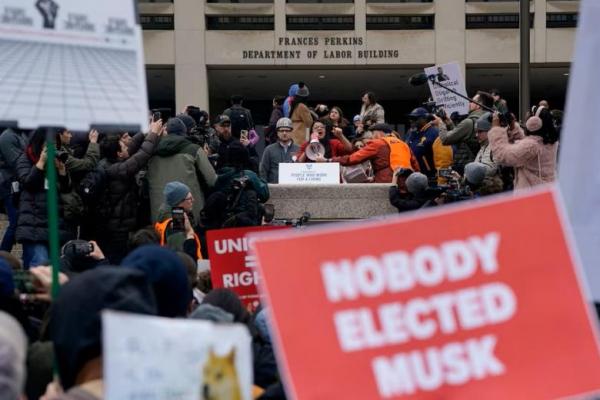 Perwakilan AS Rashida Tlaib berbicara saat demonstran berunjuk rasa memprotes Presiden AS Donald Trump di luar Departemen Tenaga Kerja di Washington, AS, 5 Februari 2025. REUTERS 