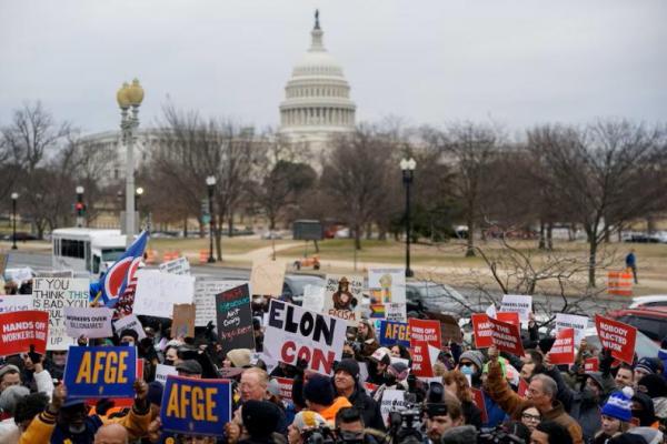 Demonstran berunjuk rasa selama memprotes tindakan Presiden AS Donald Trump, di Washington, AS, 5 Februari 2025. REUTERS 