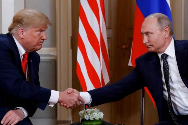 Presiden AS Donald Trump dan Presiden Rusia Vladimir Putin berjabat tangan saat bertemu di Helsinki, Finlandia, 16 Juli 2018. REUTERS 