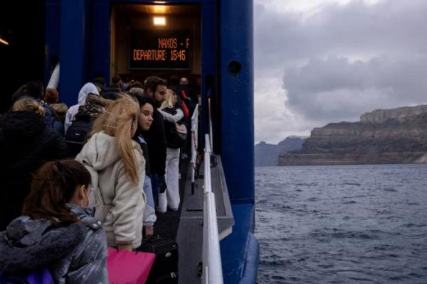 Orang menaiki feri ke Piraeus, selama peningkatan aktivitas seismik di pulau Santorini, Yunani, 4 Februari 2025. REUTERS 