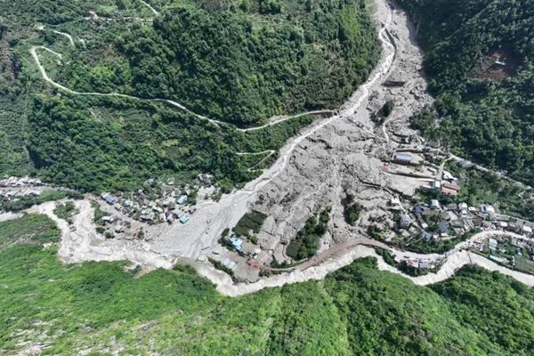 Pemandangan drone menunjukkan lokasi banjir bandang dan tanah longsor pada bulan Agustus 2024 di provinsi Sichuan, Tiongkok. (FOTO: REUTERS) 