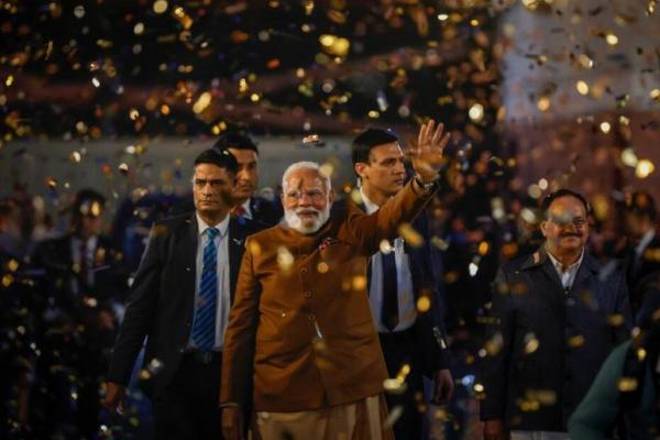 Perdana Menteri India Narendra Modi memberi isyarat di markas besar Partai Bharatiya Janata saat merayakan kemenangannya di New Delhi, India, 8 Februari 2025. REUTERS 