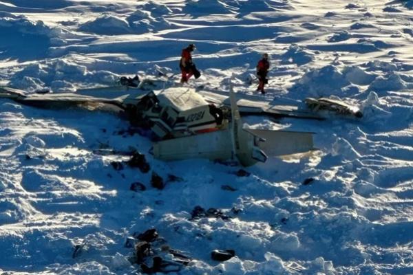 Personel Penjaga Pantai AS memeriksa reruntuhan pesawat komuter kecil di Alaska barat, Amerika Serikat, pada 7 Februari 2025. (FOTO: AP) 