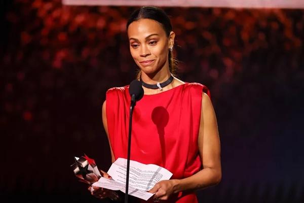 Zoe Saldana menang Aktris Pendukung Critics Choice Awards 2025 untuk film Emilia Perez, di Barker Hanger, Los Angeles, Jumat (7/2/2025). (FOTO: SHUTTERSTOCK) 