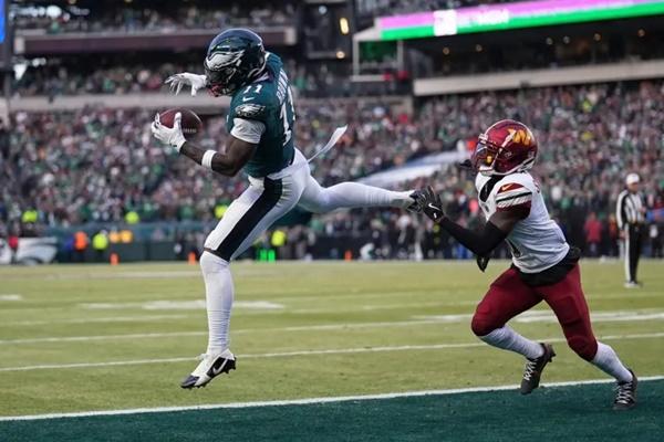 Penerima wide Philadelphia Eagles AJ Brown, kiri, menangkap umpan untuk mencetak touchdown saat cornerback Washington Commanders Mike Sainristil bertahan selama Pertandingan Kejuaraan NFC di Philadelphia, Pennsylvania. (FOTO: AP) 